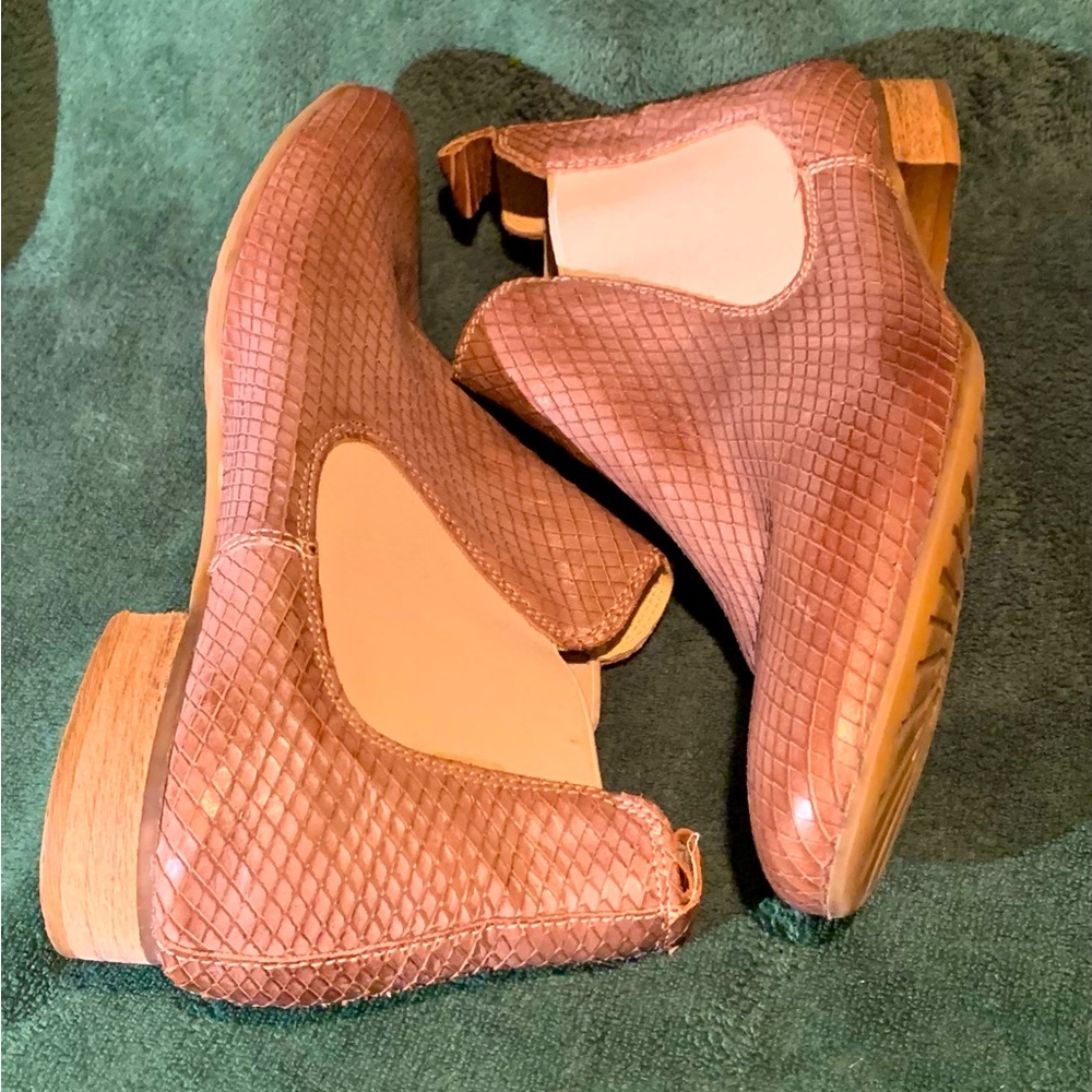 Barneys NewYork size 40 /9 tan snakeskin leather flat booties /elastic stretch